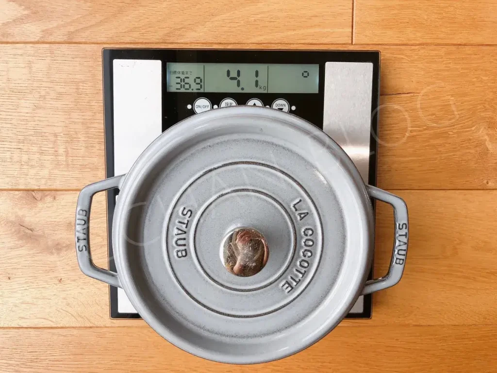 ストウブココピコットラウンド24cmのグレーが体重計に乗っていて重さが4.1kgを示している写真。