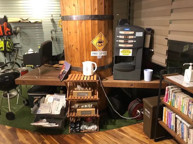 共有リビングにコーヒーメーカーが置いてあり、自由に飲むことができる。