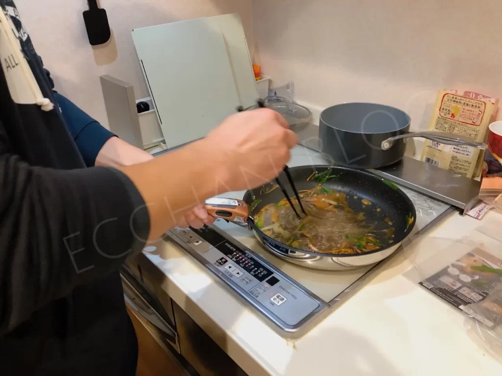 韓国料理コッキルのチャプチェミールキットをフライパンで炒めている様子