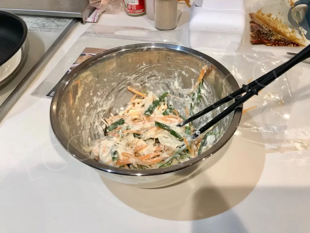 韓国料理コッキルのミールキット「チヂミ」を混ぜている写真