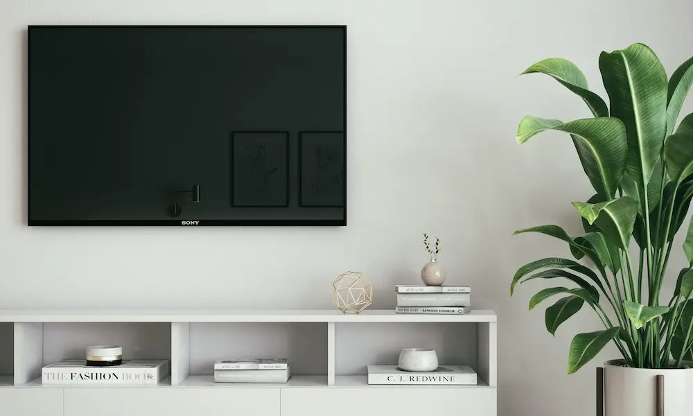 白い壁にテレビが壁掛けしてある写真