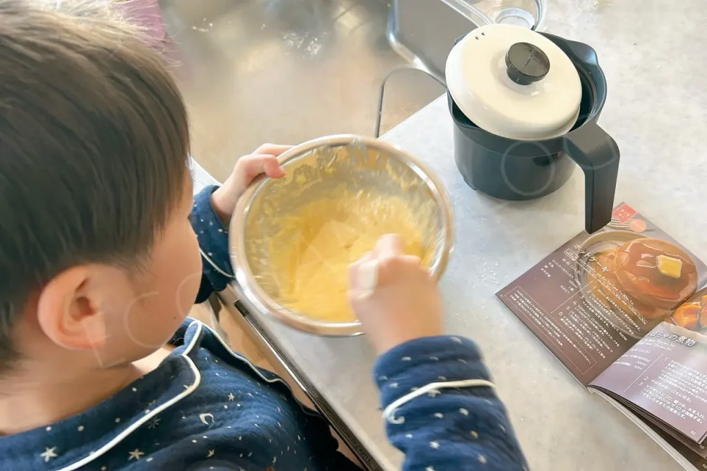 レンジメートマグポットで作るホットケーキの準備を子どもがしている様子