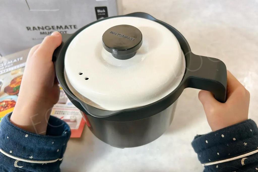 レンジメートマグポットを両手で子どもが持っている手元写真